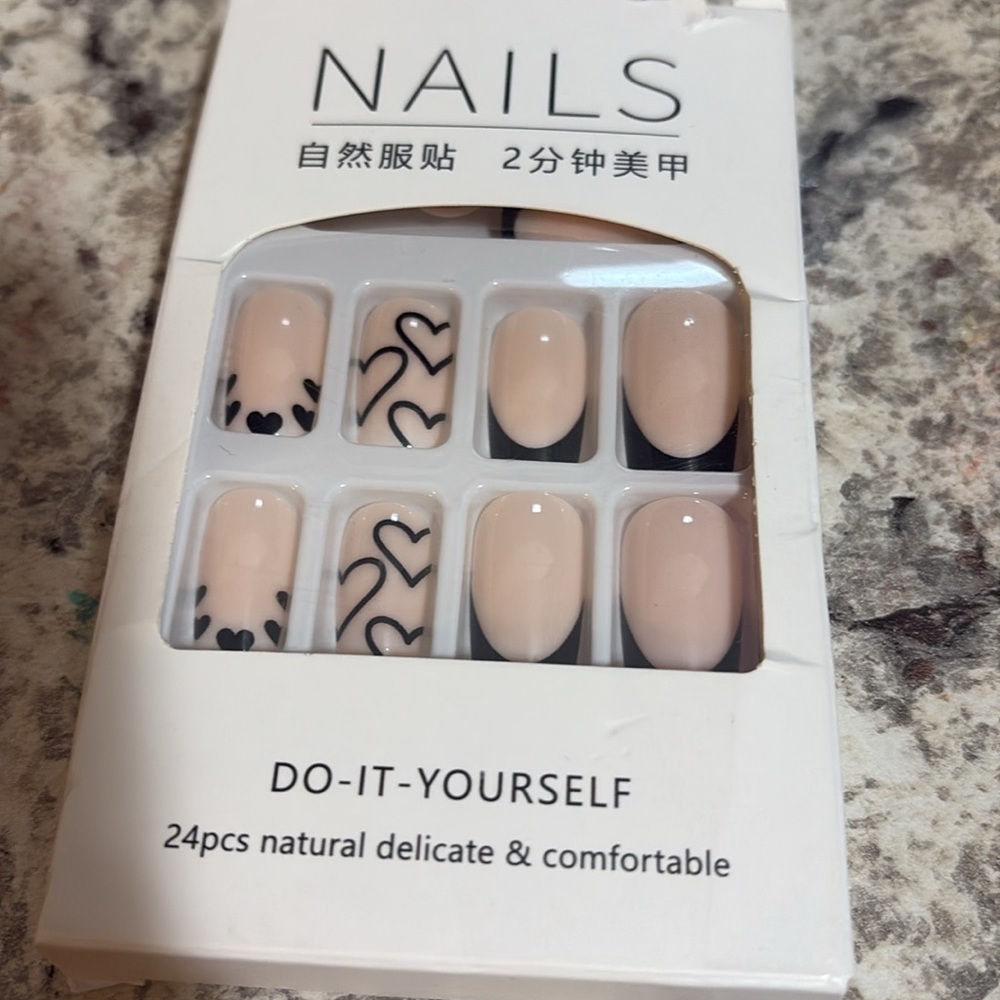2 Sets of Press on Nails - Picture 2 of 3